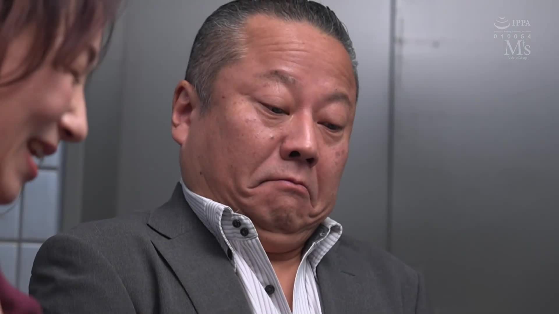 如果你是男人，你就无法拒绝！对面房间里的露阴女孩小野坂唯花透过展示她极其色情的内衣来勾引一名中年男子。 - AV大平台-中文字幕,成人影片,AV,国产,线上看