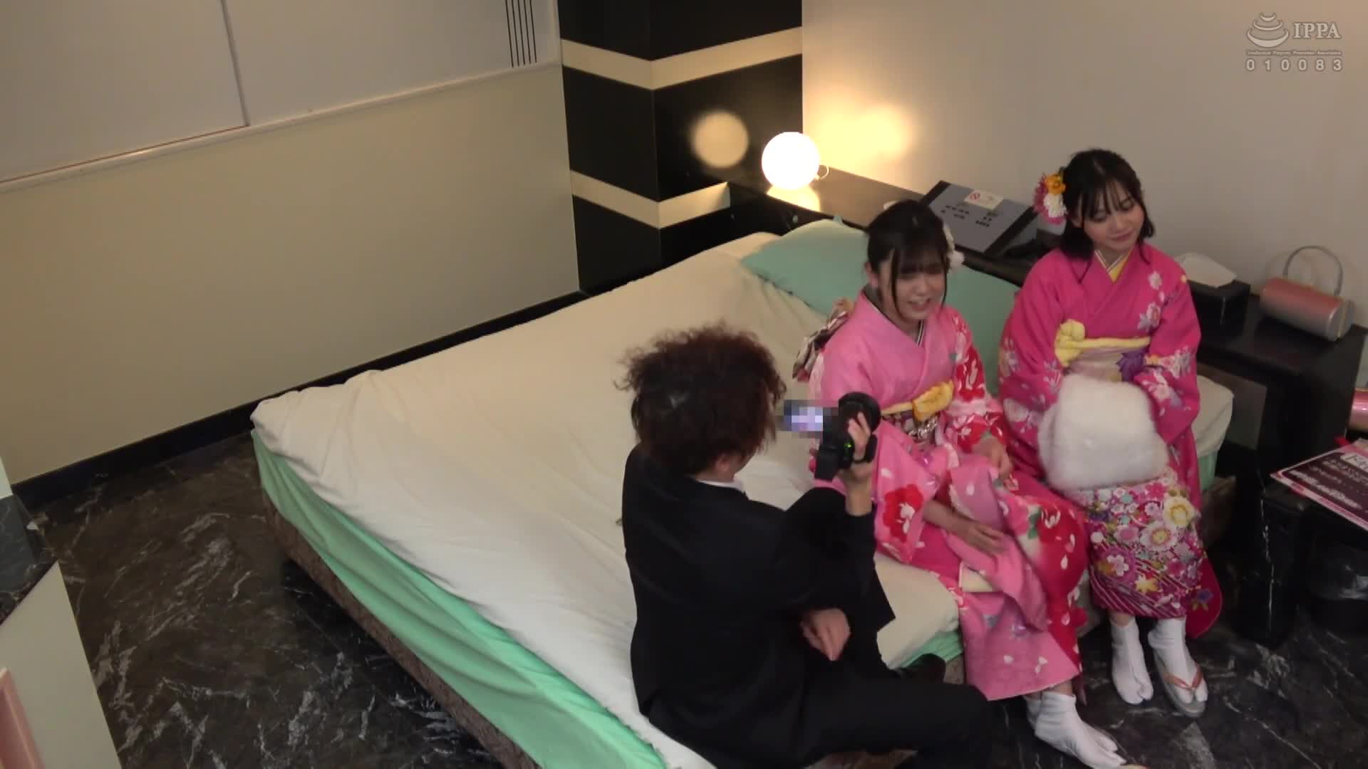 一般男女监控AV 在二次会结束后赶回末班车时进行突击交涉！在成人礼上重逢的男女朋友挑战中出10万日圆的激烈任务！两名微醉的女大学生和同学男生在旅馆里进行哈雷姆逆三P连续射精性爱直到早晨！充满性欲的年轻人生中第一次的中出乱交只有一次机会… - AV大平台-中文字幕,成人影片,AV,国产,线上看