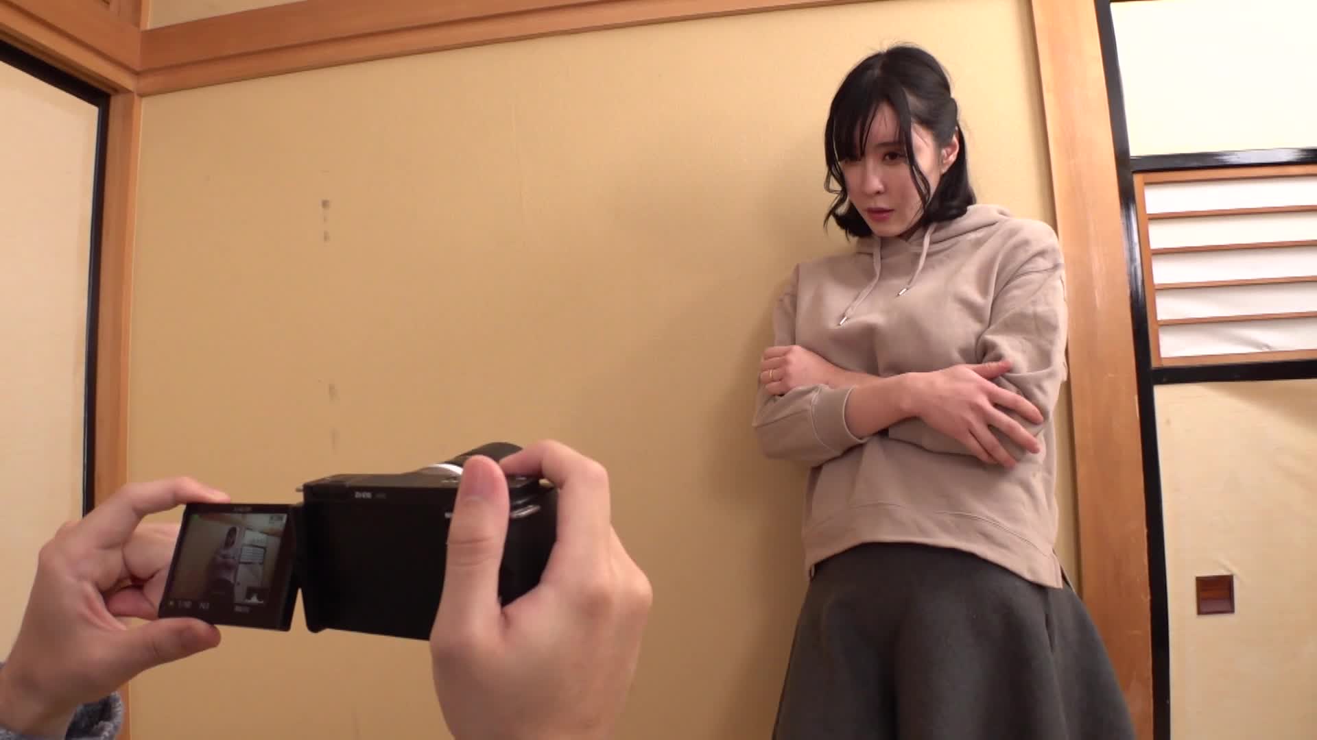 儿子的童年玩伴强迫母亲裸体担任模特儿，并被其他人内射 巨乳母亲 宇佐美翠 - AV大平台-中文字幕,成人影片,AV,国产,线上看