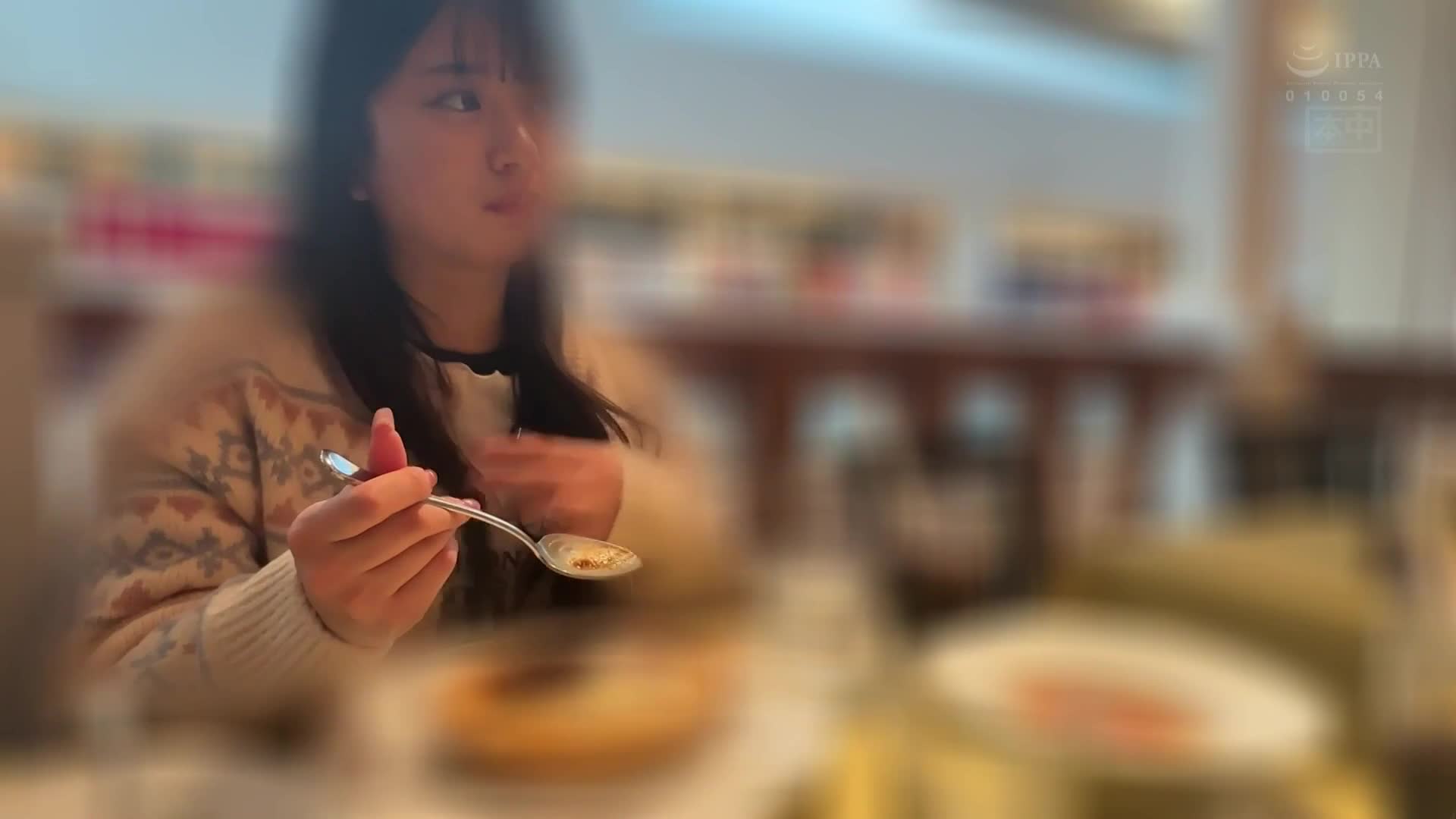 当我妻子回老家探亲时，我冒险邀请了我儿子就读的幼儿园里一位我觉得很可爱的矮小保育士约会，起初被拒绝了，但第二天她又联络我说OK，我们在横滨约会，然后带她去附近的旅馆，她看起来非常开心，似乎也期待着这一切... 北冈果林 - AV大平台-中文字幕,成人影片,AV,国产,线上看