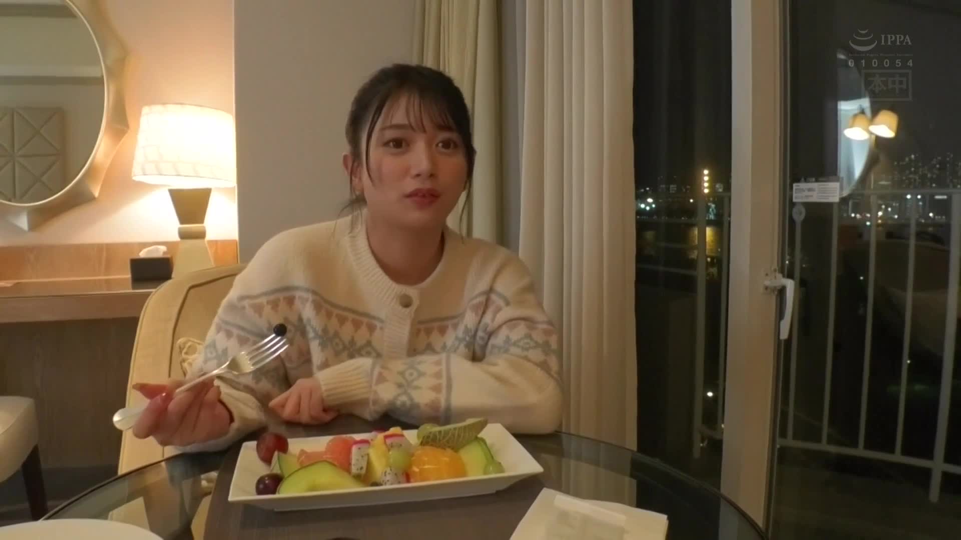 当我妻子回老家探亲时，我冒险邀请了我儿子就读的幼儿园里一位我觉得很可爱的矮小保育士约会，起初被拒绝了，但第二天她又联络我说OK，我们在横滨约会，然后带她去附近的旅馆，她看起来非常开心，似乎也期待着这一切... 北冈果林 - AV大平台-中文字幕,成人影片,AV,国产,线上看