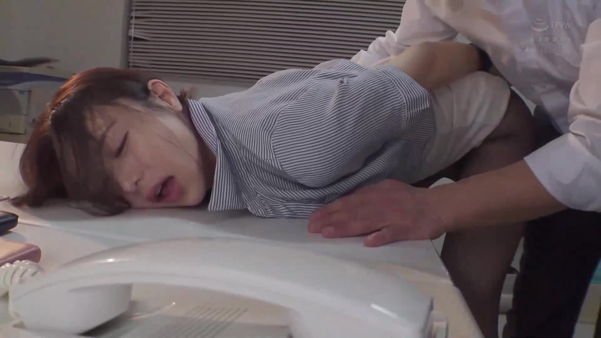 无能的部下用吸引器不断刺激女上司的阴蒂，直到她的下半身颤抖不已。白峰美羽 - AV大平台-中文字幕,成人影片,AV,国产,线上看