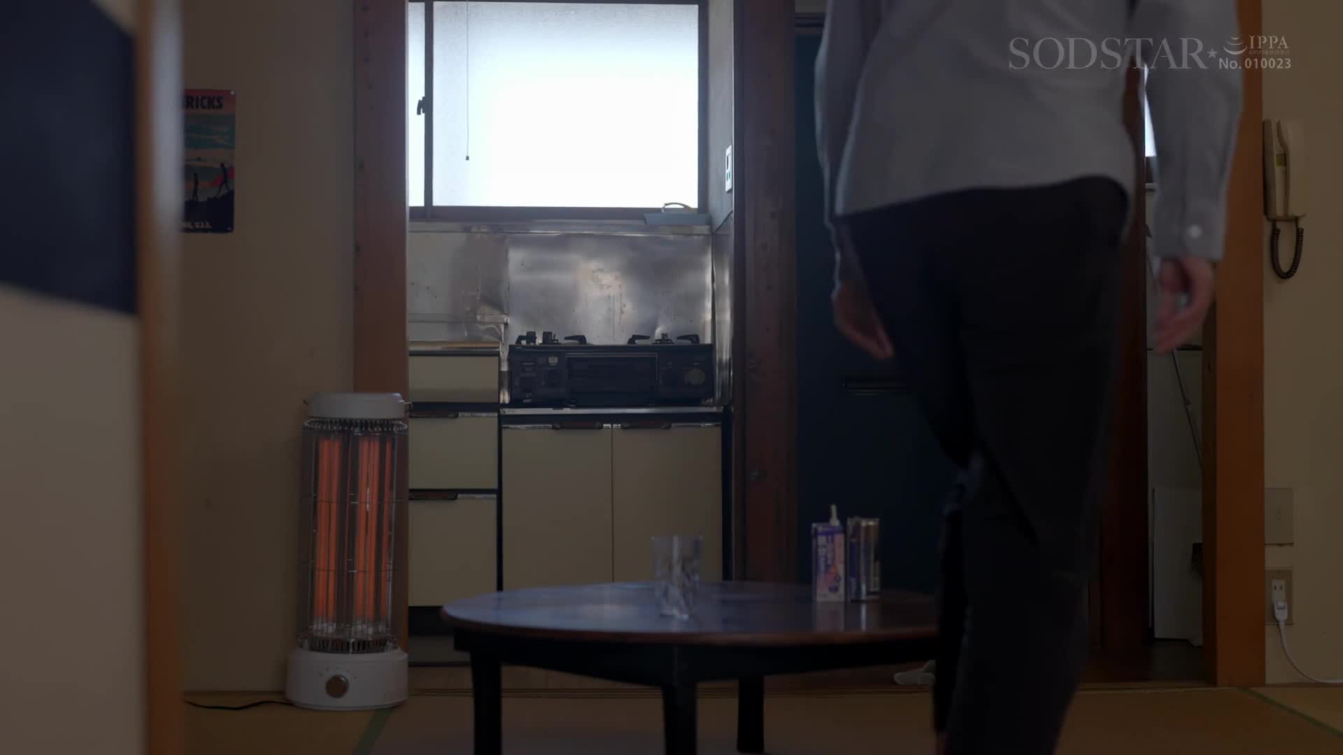 我住的公寓隔壁的美人妻子是个性欲不满的。透过夫妻争吵留下的直径10厘米墙壁孔，我们开始了一段秘密的不伦关系，持续5天疯狂地进行背后式恋爱。 青空光 - AV大平台-中文字幕,成人影片,AV,国产,线上看
