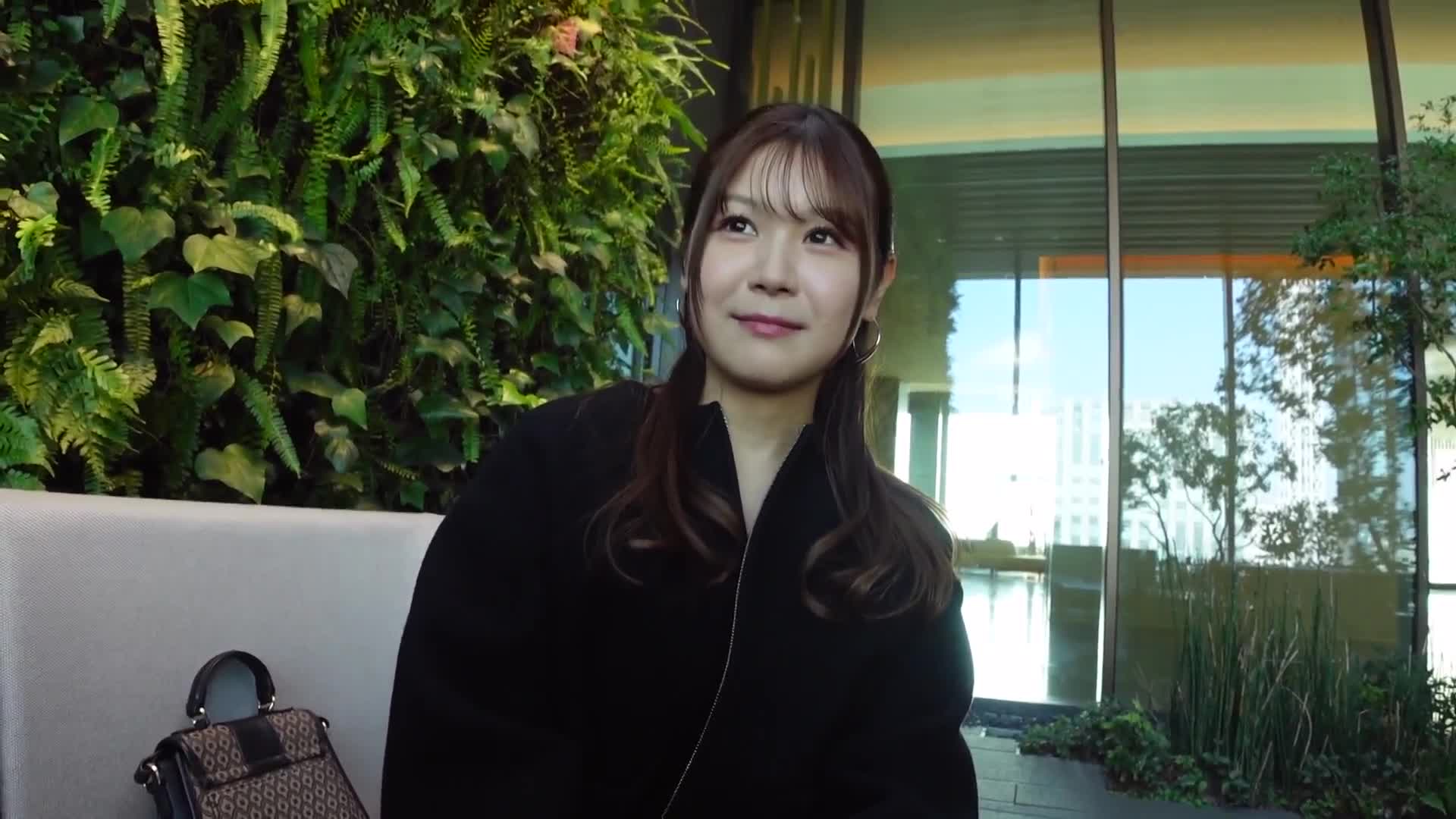 豪華電視1830的夢，25歲，是一位擁有F罩杯的美女，在銀座的飾品店工作。平時優雅沉穩的她，卻在鏡頭前暴露胸部，抿緊嘴唇，輕輕地開始了乳交。她那濕潤的乳溝裡挑逗的畫面，既有理智，也有羞恥，如此真實而性感。被注視的快感，以及每次被觸碰胸部時產生的快感，在她內心悄悄蔓延。 - AV大平台 - 中文字幕，成人影片，AV，國產，線上看