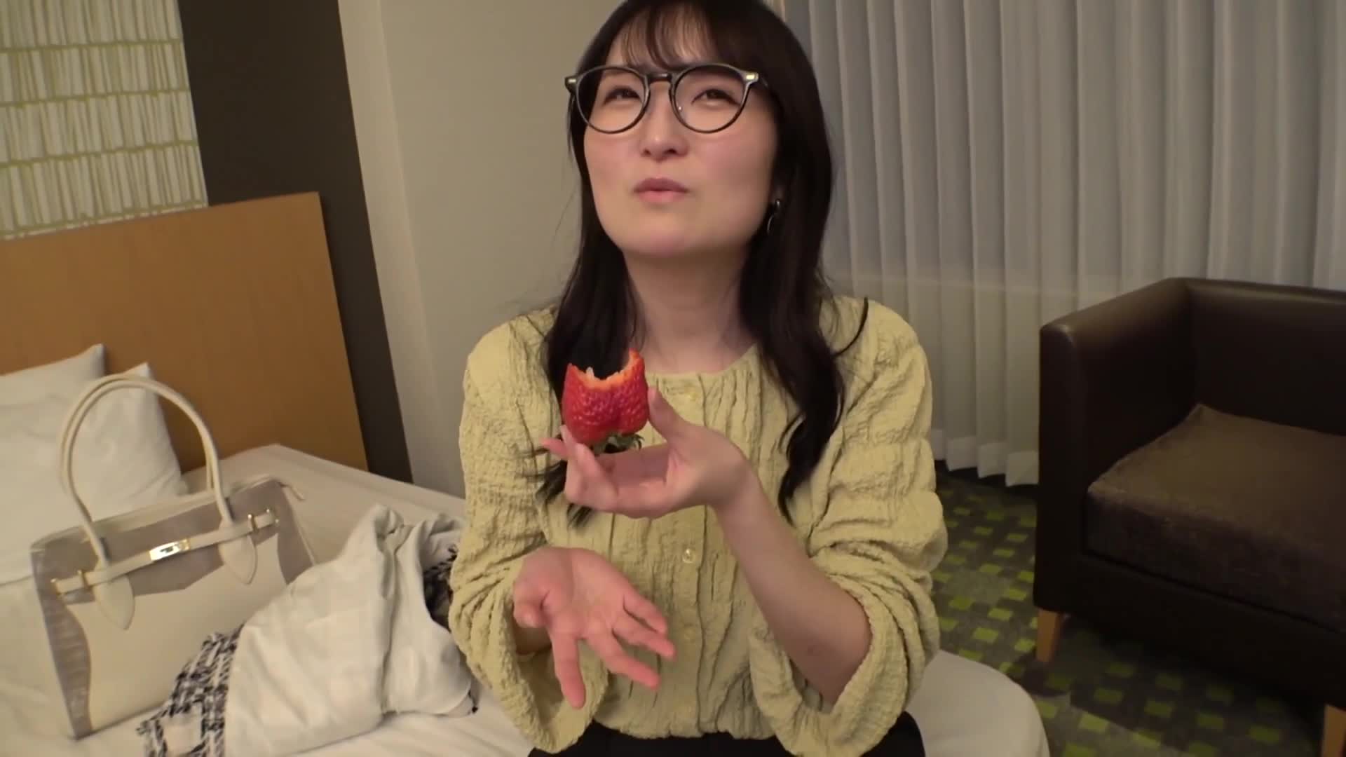 「真的软派，初次拍摄。2191 用草莓引诱，戴眼镜、肤色较白的认真系素人被搭讪！外表不符合，却有着外遇经验！裤子下面是满满的粗毛直到肛门！因为很认真，当被要求时甚至会摇荡到肛门都毫不避忌地舔！最后，把我的奶汁拿来对着脸赐福给她哈哈哈」。 - AV大平台-中文字幕,成人影片,AV,国产,线上看