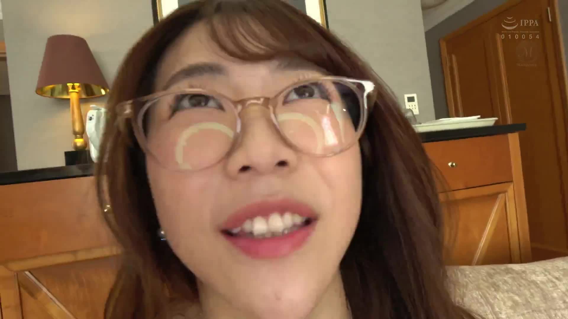 係名女優『真實』自拍。瘋狂馬多醬！！！！ 眼鏡「只是被告知要戴著‘眼鏡’前來。」一乃葵 - AV大平台 - 中文字幕，成人影片，AV，國產，線上看