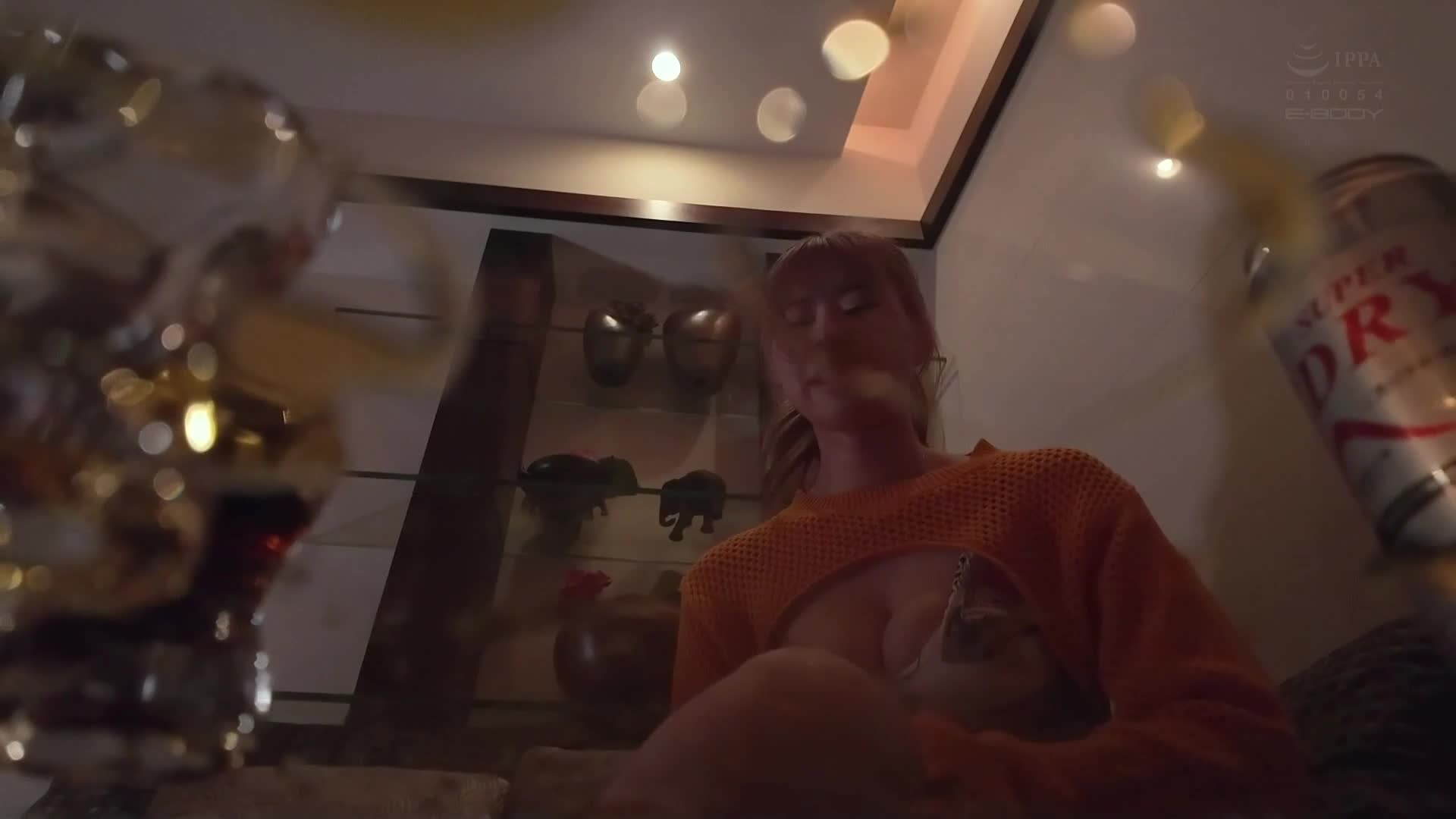 和女孩一起喝酒很有趣，她们会变得很色情！ Jcup完美身材的痴女在喝醉的情况下毫不留情地让M男高潮不断的逆向诱惑是一种酒后续攻。清宫仁爱 - AV大平台-中文字幕,成人影片,AV,国产,线上看