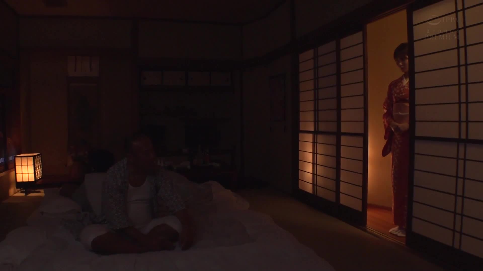 在一家夫妻经营的旅馆里，妻子被一位老客人叫去喝酒...即使到了早晨，仍无法结束的内射招待，妻子堕落了。山岸逢花 - AV大平台-中文字幕,成人影片,AV,国产,线上看