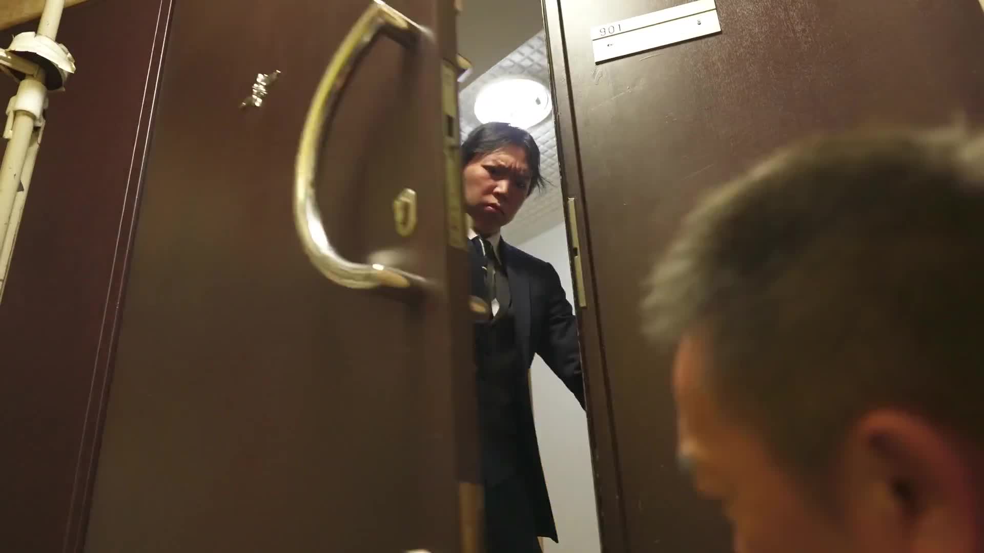 魔法洗脑启发：第一集「极端洁癖的无聊妈妈与平时穿着帽T的反击-人格操作」尾崎惠梨香 - AV大平台-中文字幕,成人影片,AV,国产,线上看