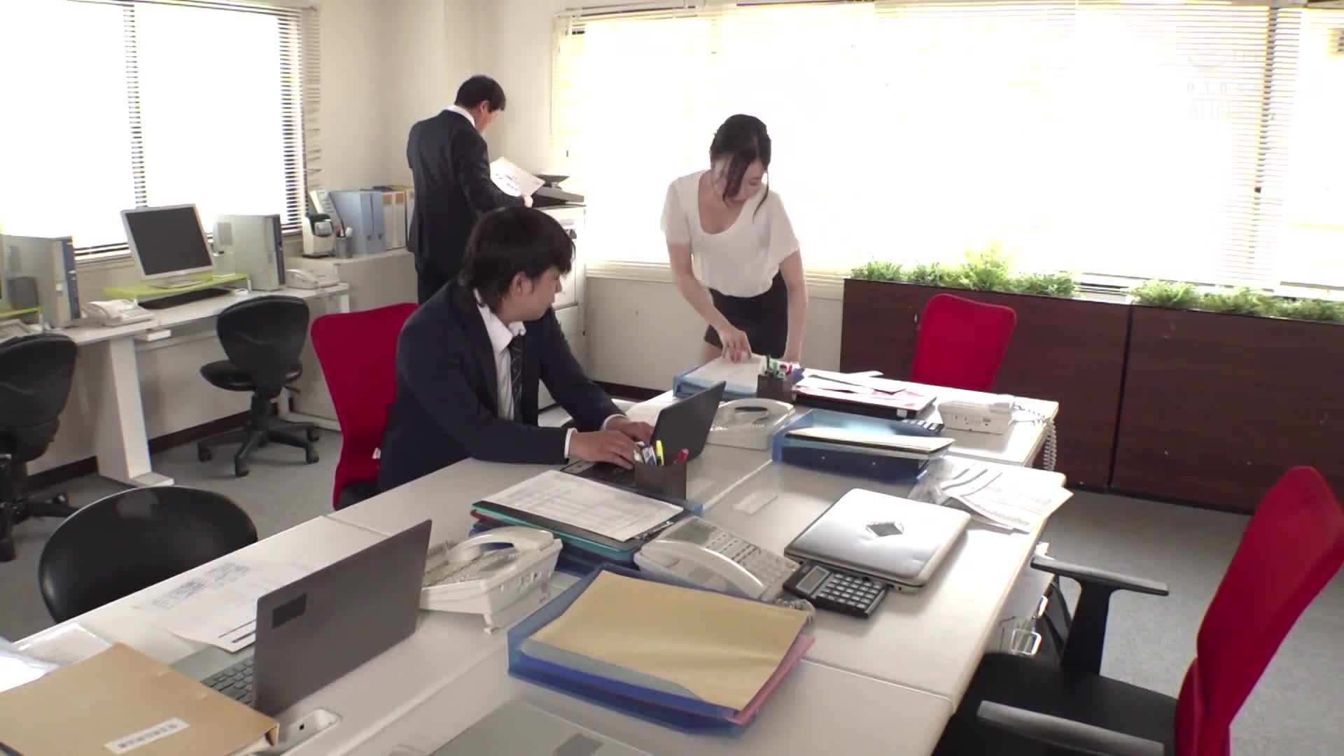 人妻上司以緊身裙強調豐滿下半身無意識誘惑。流川春香 - AV大平台 - 中文字幕，成人影片，AV，國產，線上看