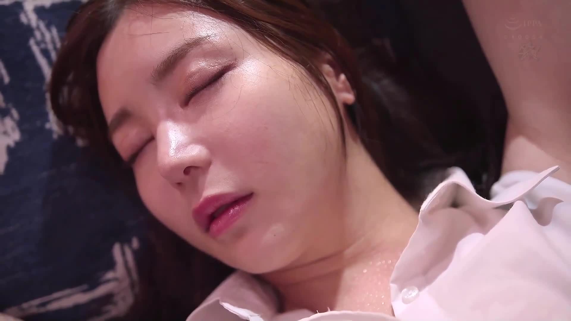 出差時遇上暴雨 竟然在討厭的上司面前喝醉…突然共用房間 黎明時分仍緊緊纏繞著唾液，全身汗濕內射無窮盡的性愛中互相貪戀 白峰美羽 - AV大平台 - 中文字幕，成人影片，AV，國產，線上看