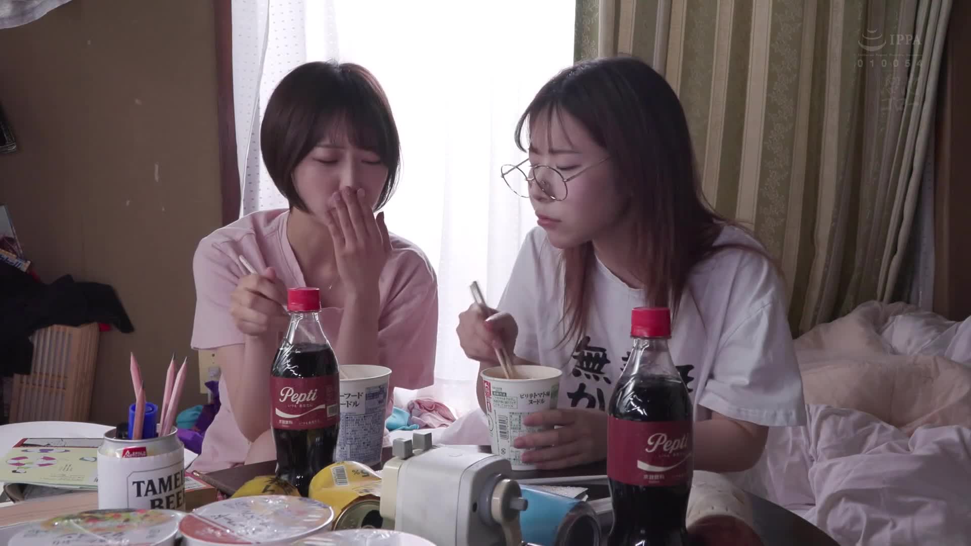 我不知怎麼的，被住在垃圾房的三十歲腐女子女同性戀所吸引，心靈和身體漸漸被她所吸引。【四畳半公寓女同性戀】那賀崎雪音 沙月惠奈 - AV大平台 - 中文字幕，成人影片，AV，國產，線上看