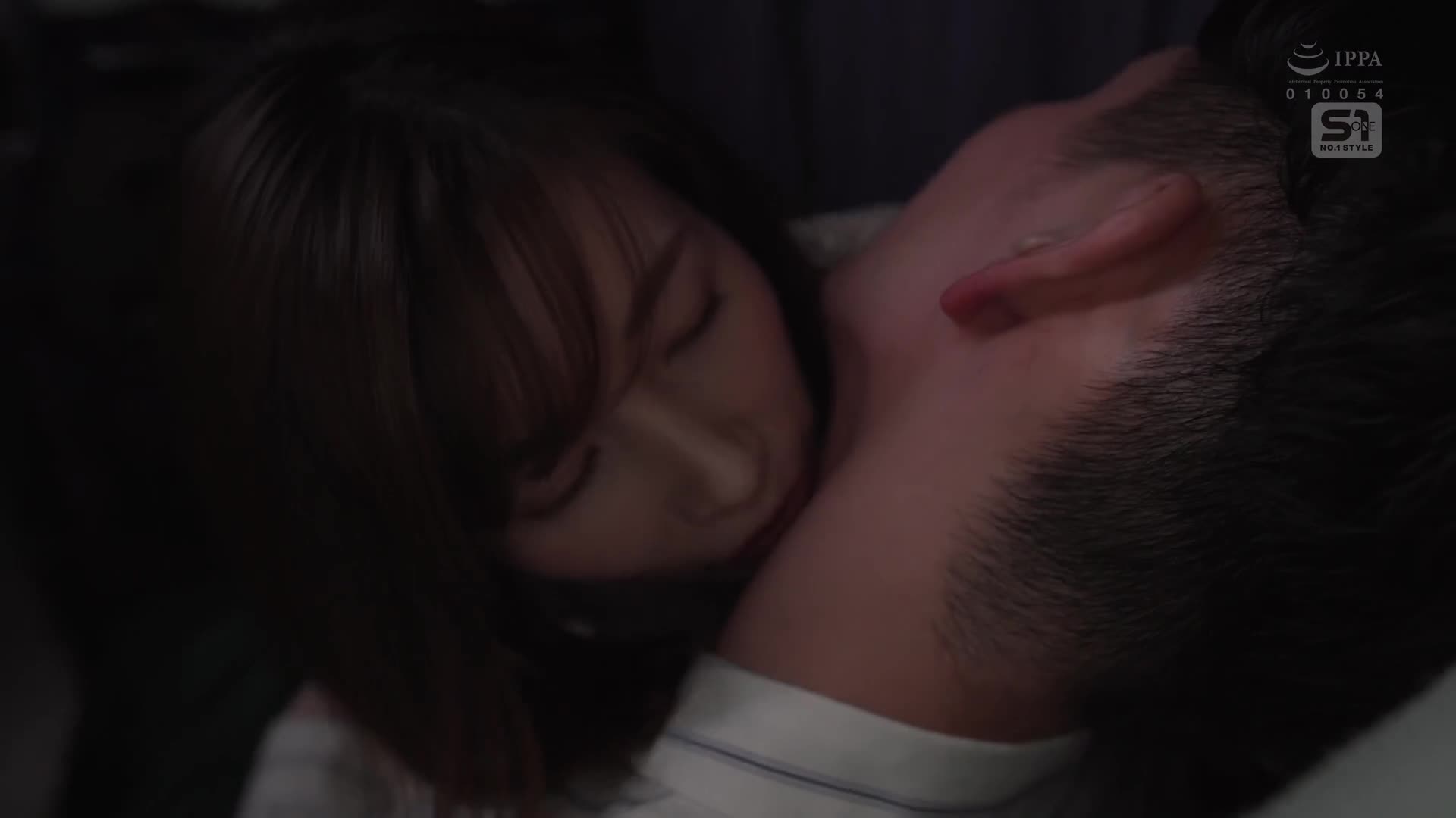 【真實存在的夜行巴士痴女】坐在我旁邊的神秘美女，從熄燈到抵達目的地…整晚都在榨乾我的陰莖汁。- 奧田咲 - AV大平台 - 中文字幕，成人影片，AV，國產，線上看